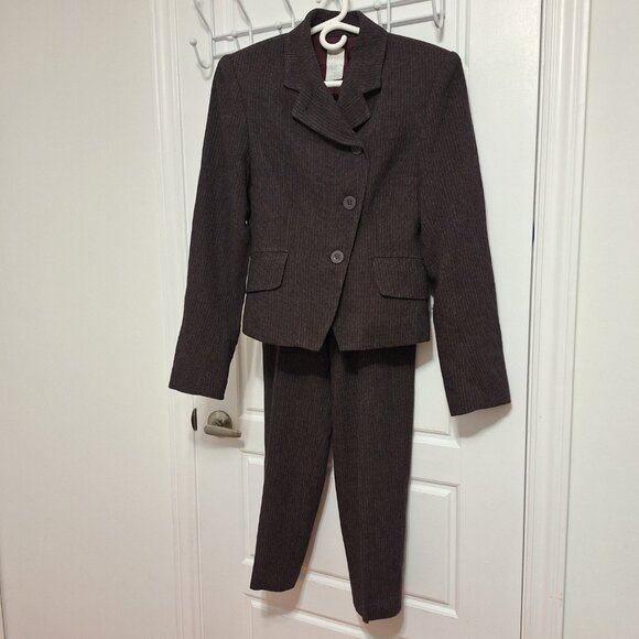 Canadian Made 2 Piece Business Suit size 4 Blazer size 2 Highrise Pants - Picture 8 of 11